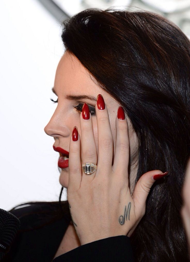 11 celebrities with the most enviable stiletto nails 